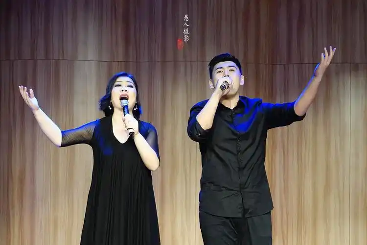 美女与野兽 选自音乐剧/影片《美女与野兽》 男女声二重唱:张钊源