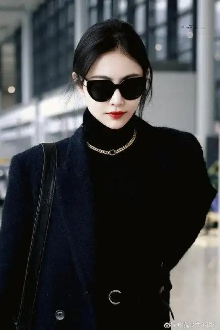 许佳琪最新机场饭拍 全黑造型气场拉满,高级感拿捏了……|许佳琪_新浪