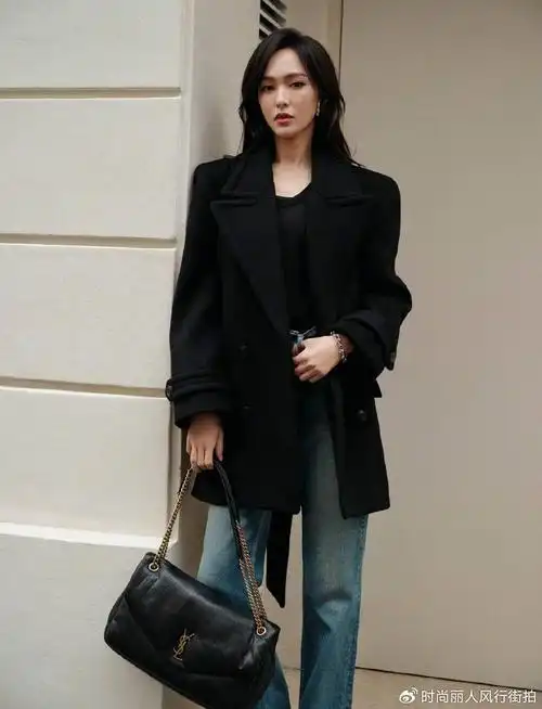 唐嫣的最新造型赢麻了露背黑裙配王冠秀出九头身赫本风太优雅