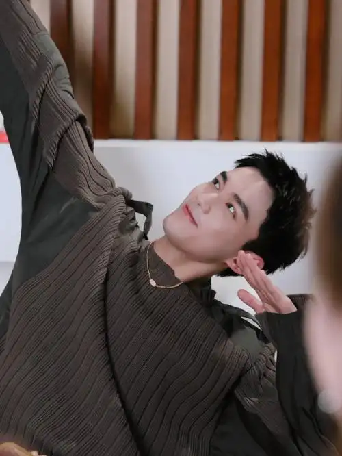 吴磊贴膜四次才成功,透露花35块买了假签名,与热巴cp感满分_手机_都真