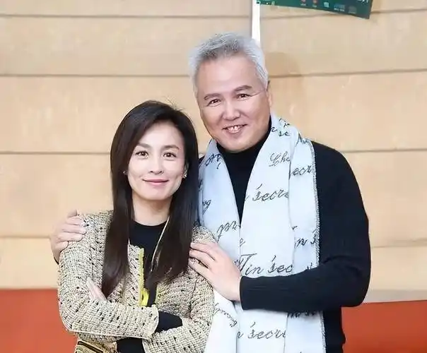 林瑞阳出国演讲遭到华人抵制,四处赚钱不管儿子,网友:犬父虎子_林禹