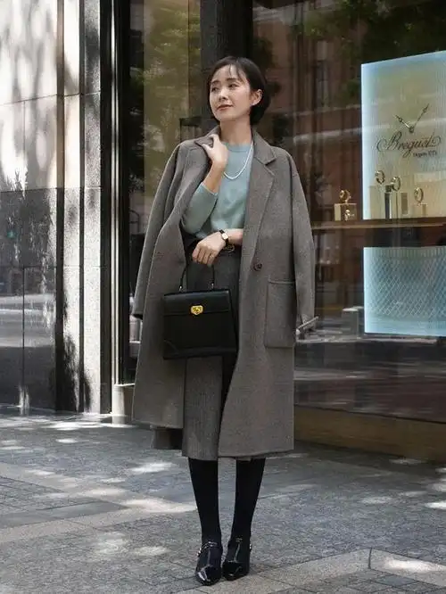 今年冬季流行这么穿,大衣搭配针织衫轻松提升气质,时髦又保暖