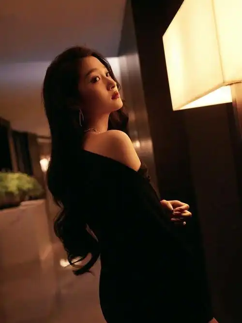 关晓彤身穿黑色抹胸连衣裙,大秀性感锁骨,搭配精致妆容,女人味十足.