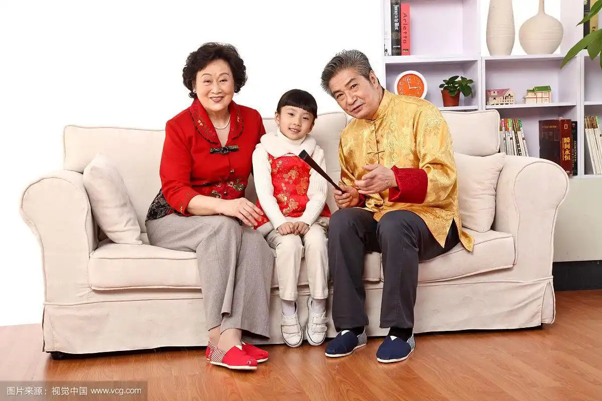 小女孩与爷爷奶奶在一起