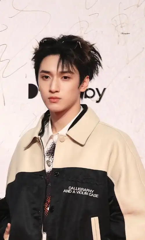 严浩翔elle风尚大典##严浩翔 舞台风暴##严浩翔黑白拼接外套