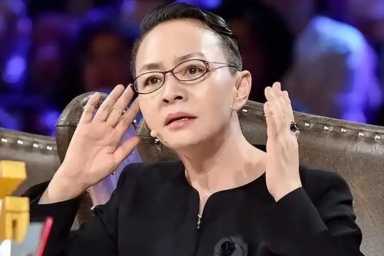 原创62岁宋丹丹近照大变样头发稀疏唇色苍白与当初的白云大相径庭