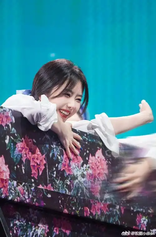 谭松韵笑起来像小猫一样可爱,猫猫探头也把我萌翻了,姐姐是冻龄了吧!