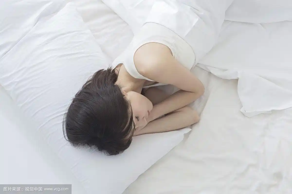 年轻女人在睡觉