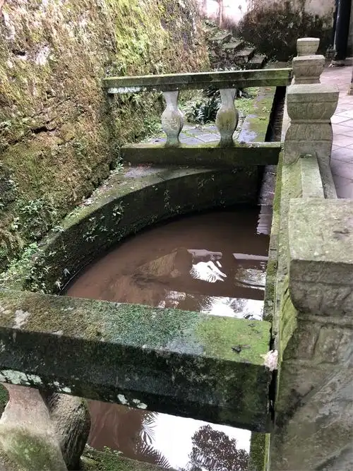 on!都不是!这可是古代学士用来洗笔的水池哦!