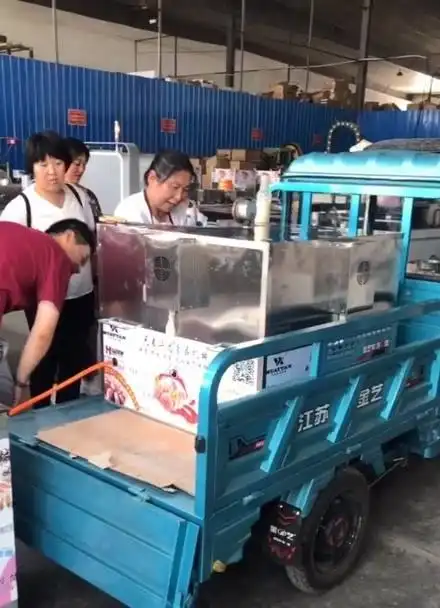 一辆电动三轮车做烧饼一压一个一次成型