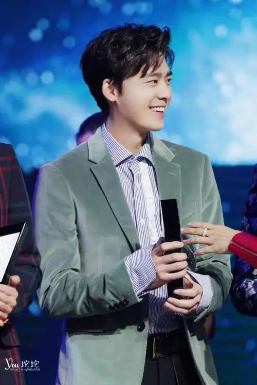 [李易峰][新闻]161201 李易峰出道九周年在即 蜜蜂剪辑属于他的99个