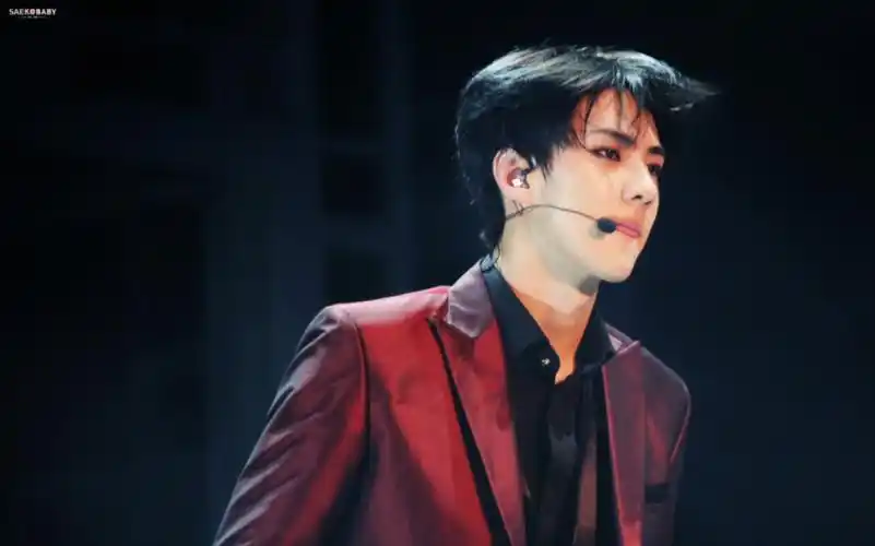 刘海扎眼睛了,撩一下!吴世勋 酒红西装 the star 直拍