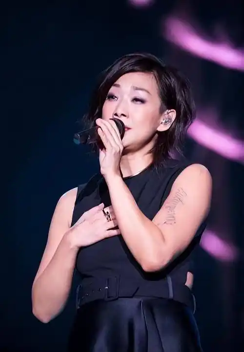 57岁林忆莲真不顾身材管理!