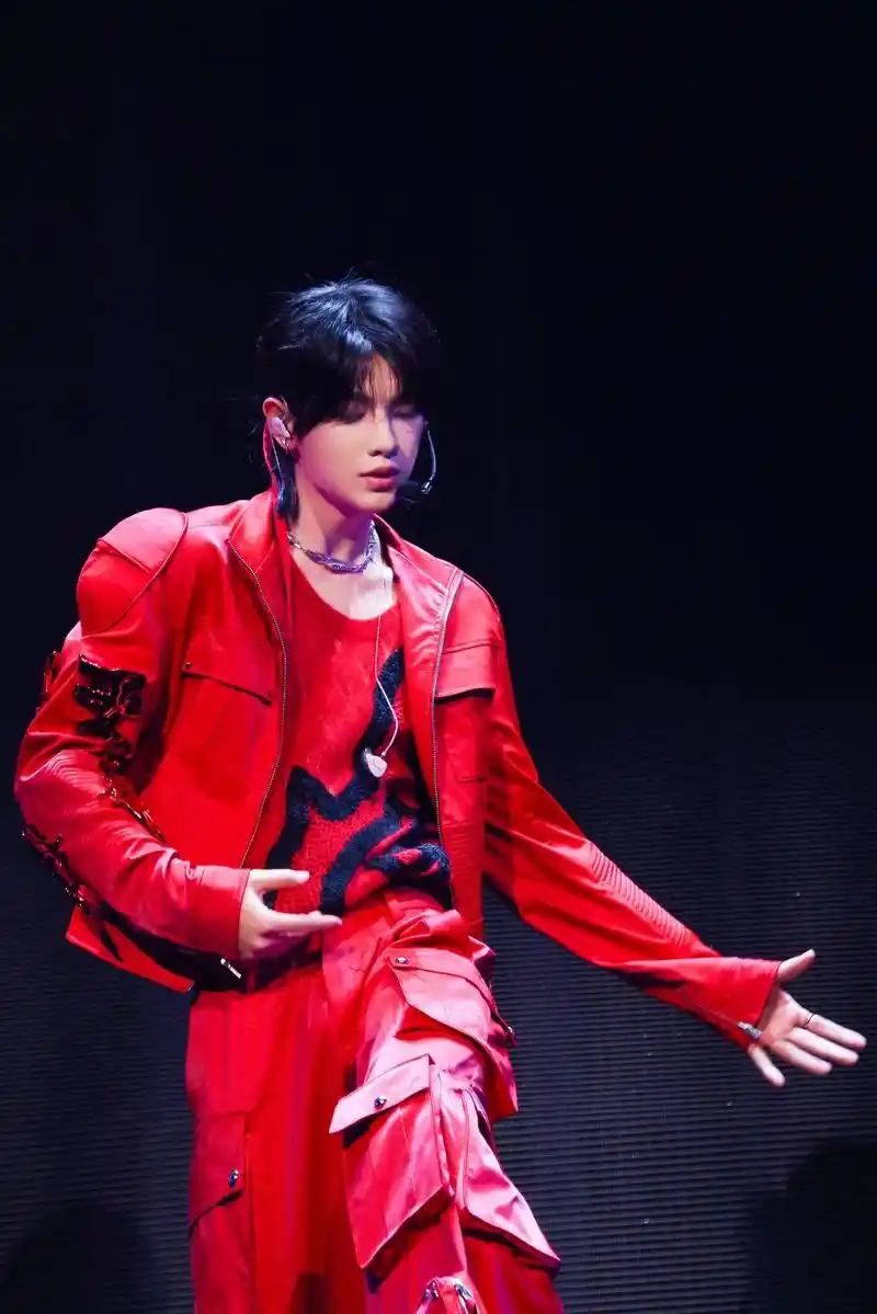 黄明昊 |贾想世界演唱会 星汉迢迢 银河圈一方梦 - 抖音