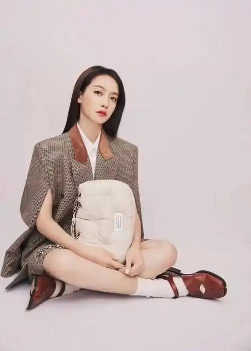 宋茜现身时尚展览活动 解构撕边裙彰显个性魅力