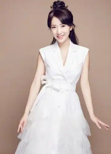 豪门太太李念低胸背心搭短裤身材逆天网友嫁有钱人是对的