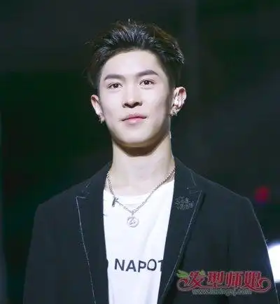 秋季男生帅气干净无刘海短发设计 小脸鹅蛋脸男生必梳潮发(2)_发型