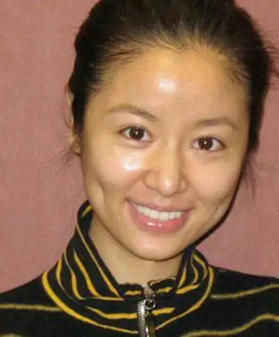 晋升为妈妈的林心如,素颜也是不错,跟化妆后没多大的区别,皮肤依旧