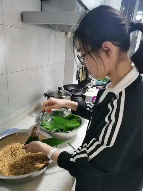 粽情端午承非遗我校学生学包粽子喜迎端午