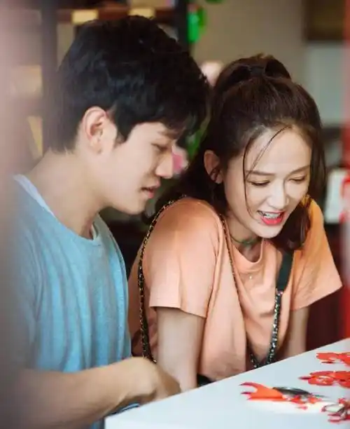 陈乔恩艾伦节目中一吻定情网友都说爱情没有放弃陈乔恩