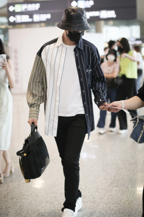 许魏洲机场私服流出,拼色条纹衬衫慵懒随性,气质盆帽质感高级