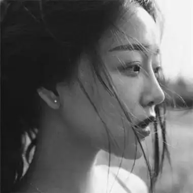 伤感高冷黑白女生头像
