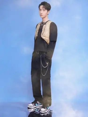 dunk sb low货号:bq6817-009市价:￥2200 元左右 "dunk 带货王"王一博