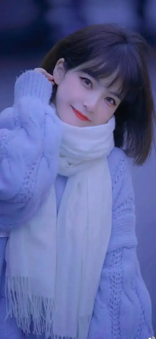 穿着蓝色宽松毛衣戴白色围巾的短发初恋女孩手机壁纸