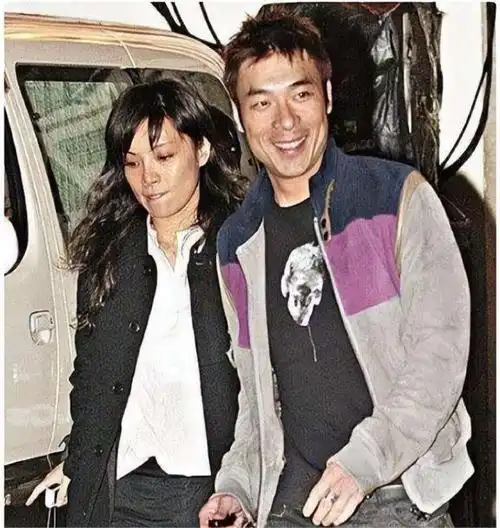 和韩红街边热吻,和黄心颖16分钟20次,许志安比你想得更渣