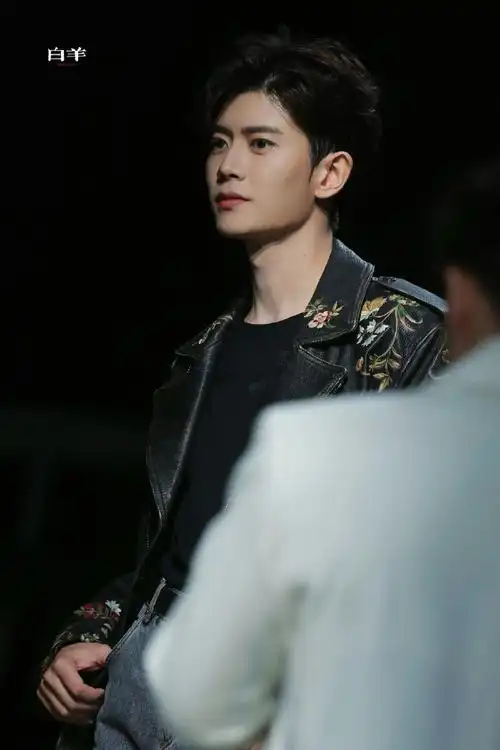 任嘉伦米兰时装周送非遗团扇##任嘉伦我要看正脸##任嘉伦外媒生图