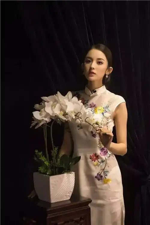 com 70岁的他曾给章子怡,汤唯,宋慧乔做旗袍,用针线缝住时光之美:这才