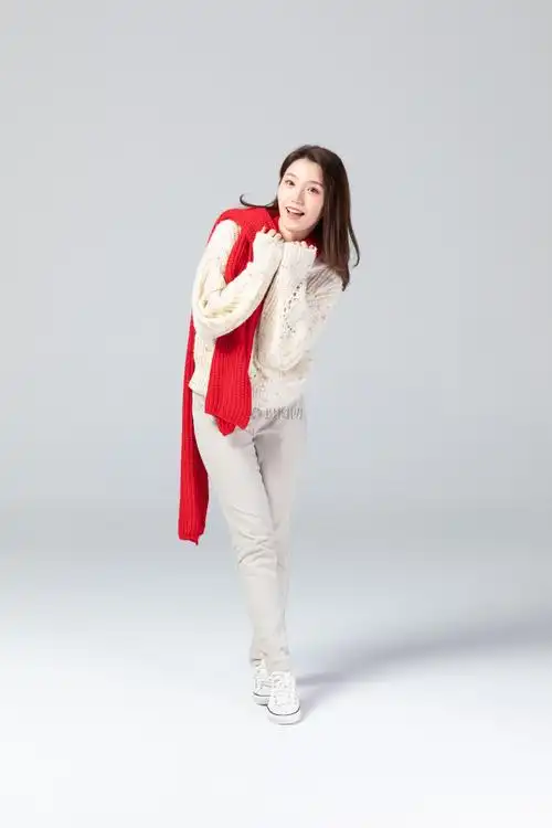 冬季女性全身形象-背景素材图片-图怪兽