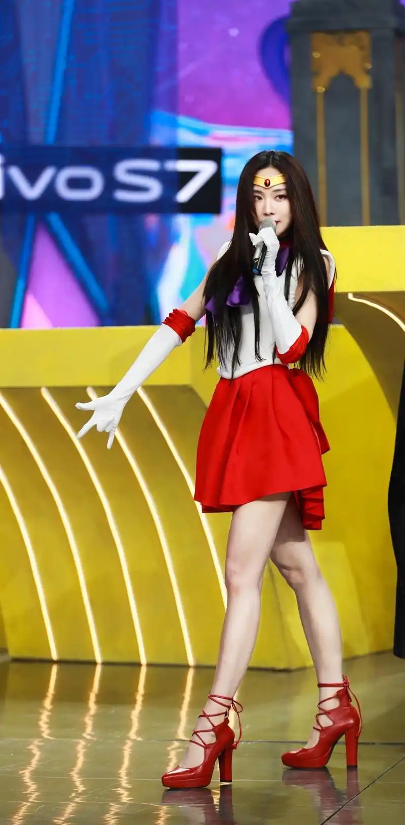 王霏霏跨年热舞和许魏洲跳舞差点亲上虎纹外套高马尾狂野个性