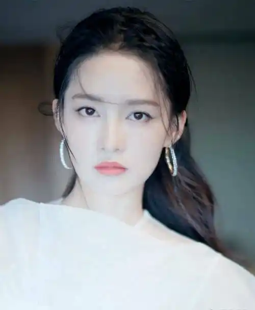 李沁白纱裙优雅恬静写真