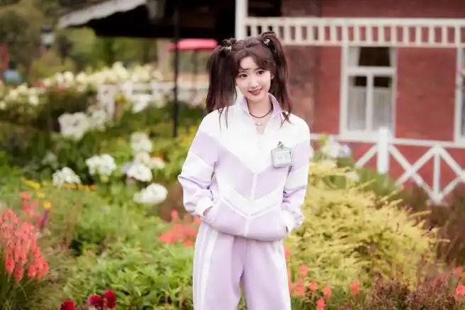 毛晓彤超话#毛晓彤y2k编发好甜#今天是青环大学医学院新生,双马尾学妹