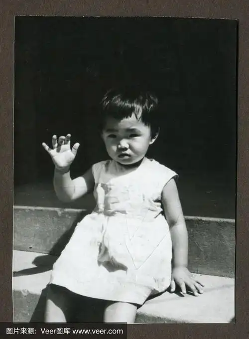 可爱的小女孩黑白老照片