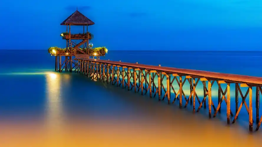 水上栈桥摄影图片高清宽屏壁纸