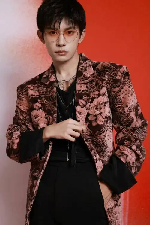 易烊千玺粉色渐变眼镜#易烊千玺这组照片真的太帅了,粉色渐变眼竞很