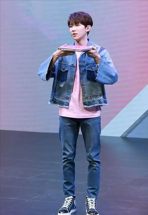 "潮酷男孩"王源,挑染发型帅出"新高度",穿牛仔外套慵懒十足