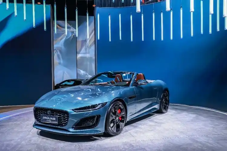 致敬速度与优雅 | 致美英伦跑车捷豹f-type 75周年典藏版于上海车展上