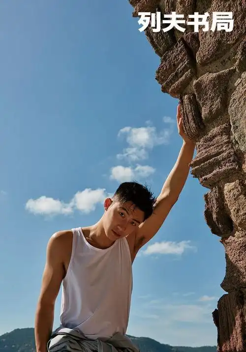 夏日海边男神黄景瑜时尚休闲户外写真