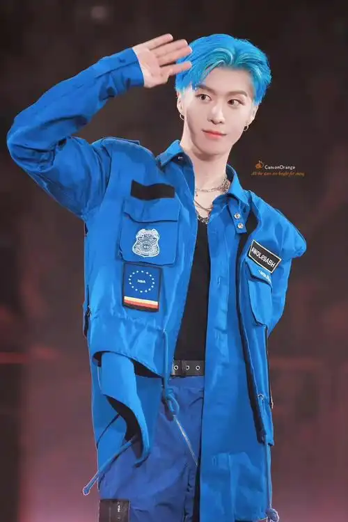 但是换了爱豆妆造之后↓虽然当时跟机场工作人员的帽子撞颜色,范丞丞