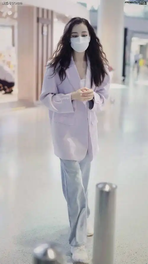 1/ 9 迪丽热巴上海机场私服,身穿香芋紫西服搭配白色背心,一头波浪小