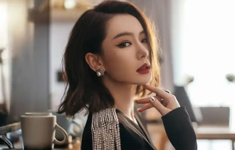 戚薇穿黑色紧身长裙秀完美曲线 短发利落眼神霸气