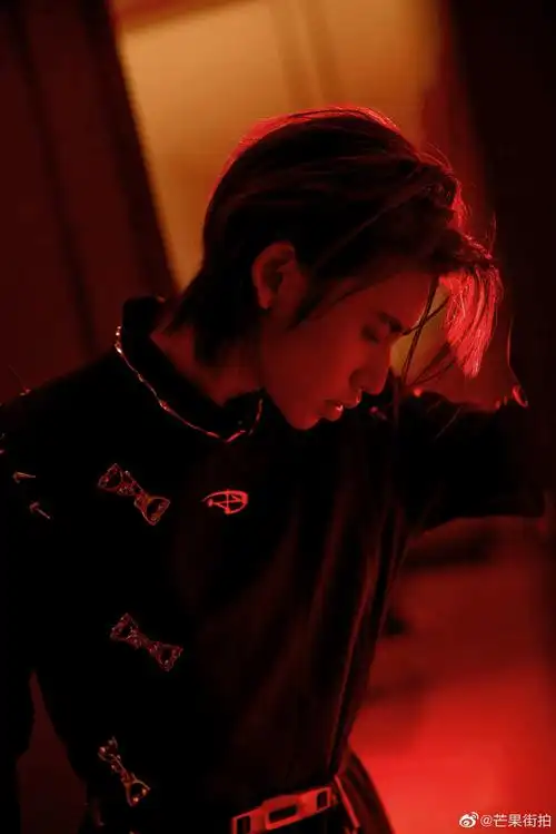 王琳凯红色暗夜氛围感大片##小鬼暗夜伯爵风衣鲨疯了