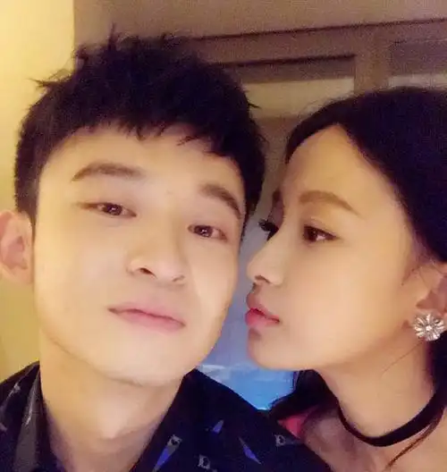 孙怡晒与董子健亲密合照为其庆生 董大哥生日快乐