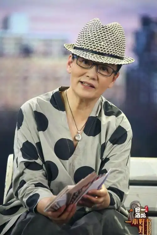 实力演员潘虹真敢穿!穿拼接背心裙胳膊粗壮,胸前黑玛瑙吊坠气派