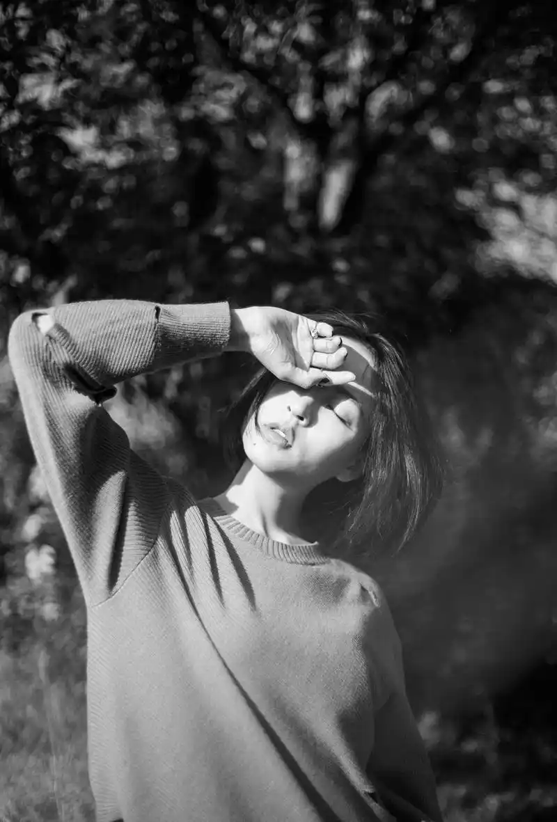 宋楠惜黑白质感写真曝光 唯美温暖眼神有戏