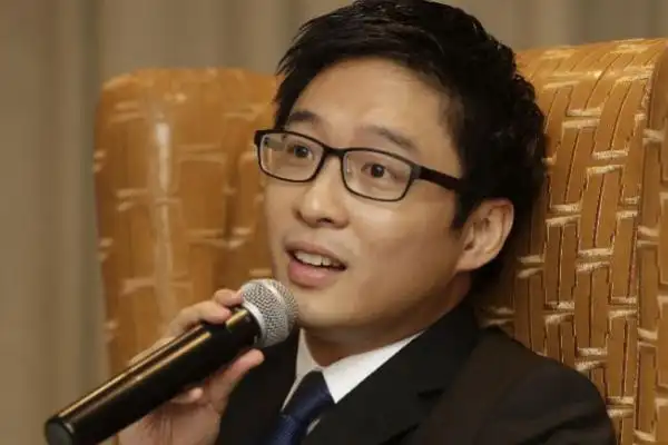 委屈的霍启山:出身豪门恋情屡受挫,曾被拆散单相思,37岁仍单身