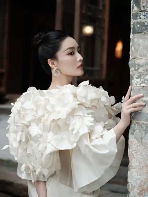 李沁穿白色礼服秀成熟气息 湖边漫步尽显江南情调-搜狐大视野-搜狐